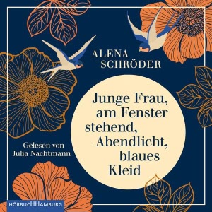 Junge Frau, am Fenster stehend, Abendlicht, blaues Kleid Hörbuch